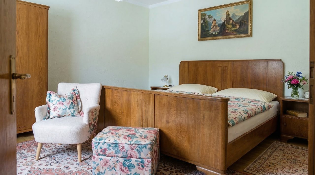 Schlafzimmer mit Doppelbett